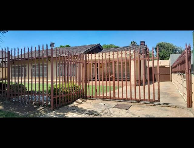 4 BEDROOM HOUSE FOR SALE IN KEMPTON PARK CENTRAL